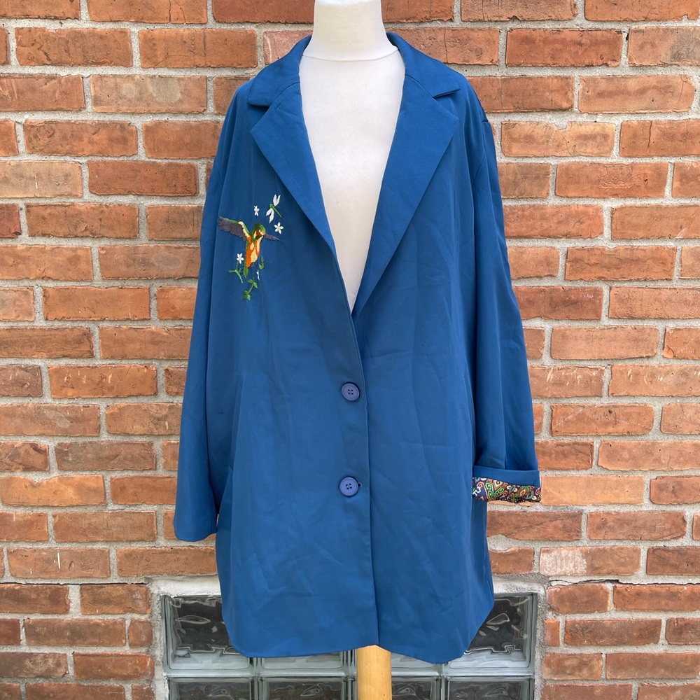 SHEIN Curve Hummingbird Embroidered Blazer